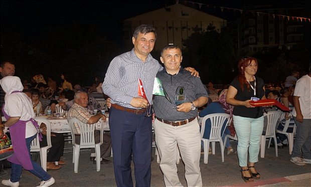 Anamur Belediye ve Alpyağal İnşaat işbirliği ile iftar sofrası Göktaş Mahallesinde kuruldu